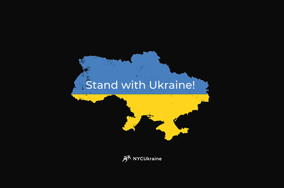 Ukrainische Flagge mit der Aufschrift: "Stand with Ukraine!"