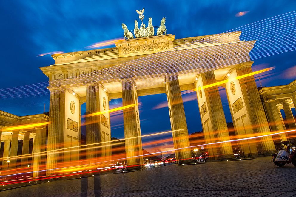 Brandenburger Tor Berlin beleuchtet mit Lichtstreifen